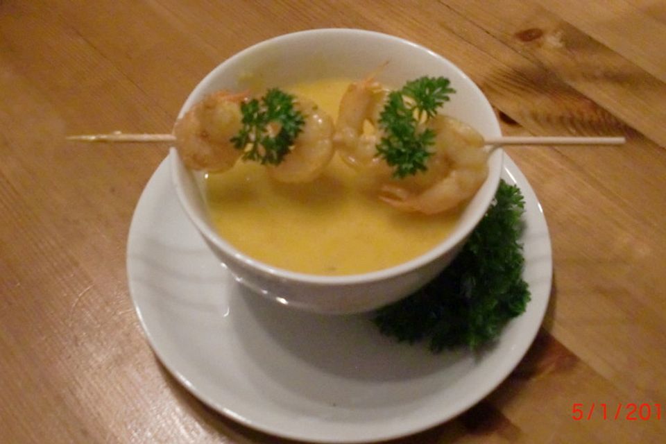 Karotten-Kürbis-Orangensuppe mit Garnelen