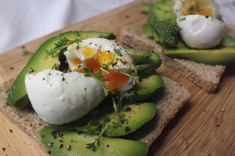 Toast New York mit Avocado und Ei