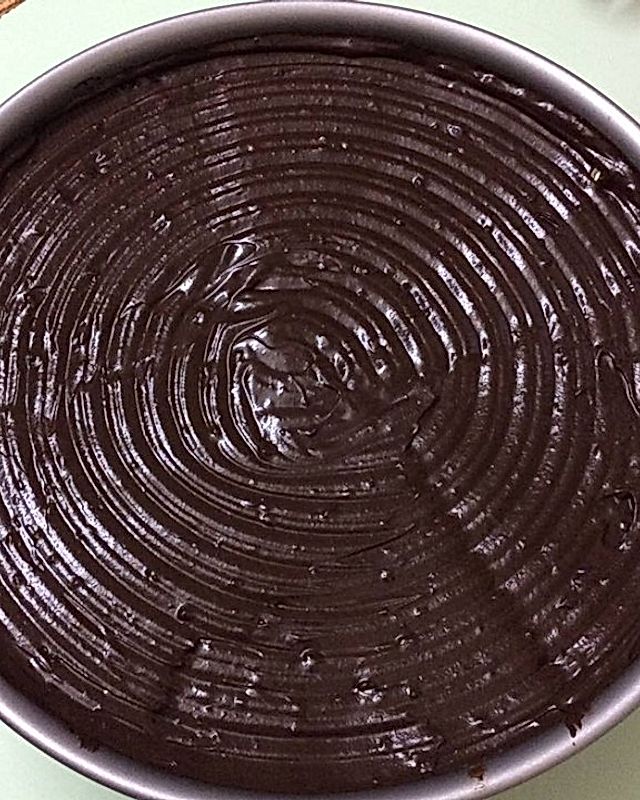 Schokoladenmousse-Torte mit Boden