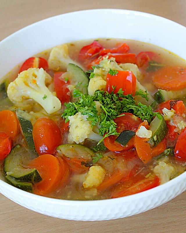 Zuppa di verdure estive miste con gremolata