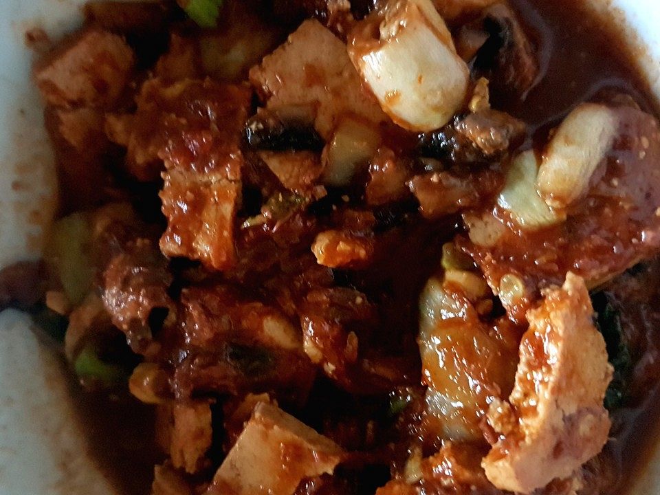 Gebratener Tofu in Soja-Tomaten-Honig-Sauce mit Pak Choi und Pilzen von ...
