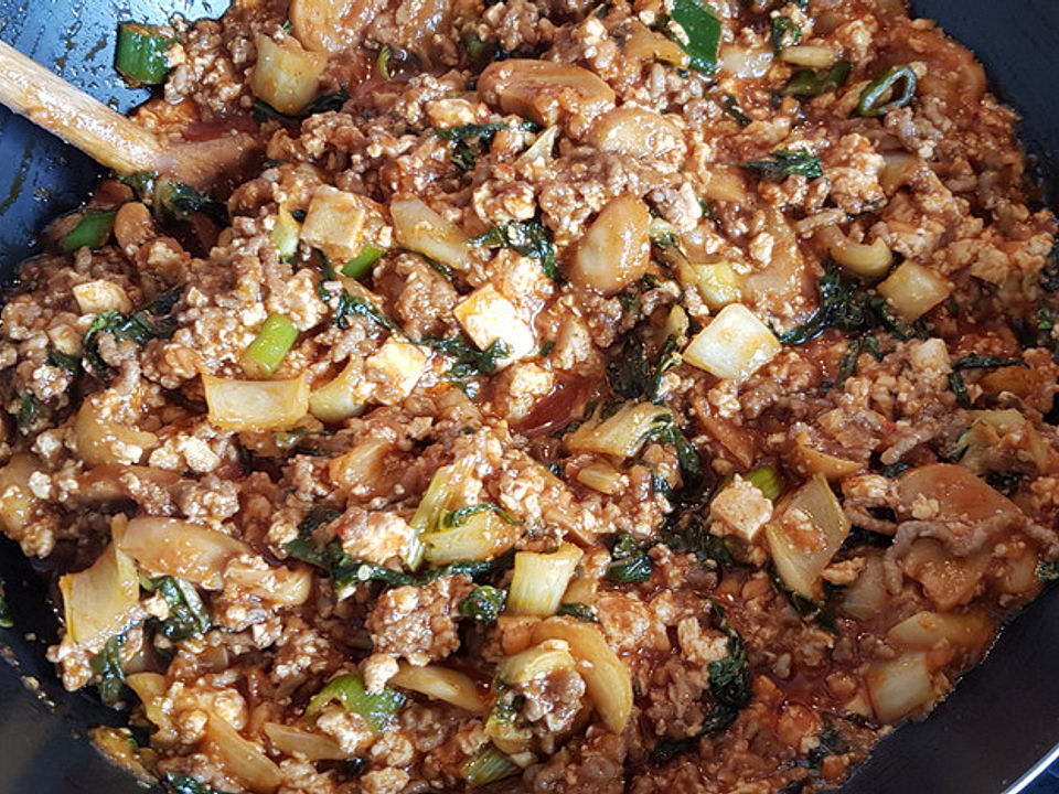 Gebratener Tofu in Soja-Tomaten-Honig-Sauce mit Pak Choi und Pilzen von ...