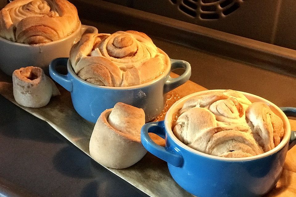 Zimtschnecken-Apfelkuchen in Mini-Cocottes