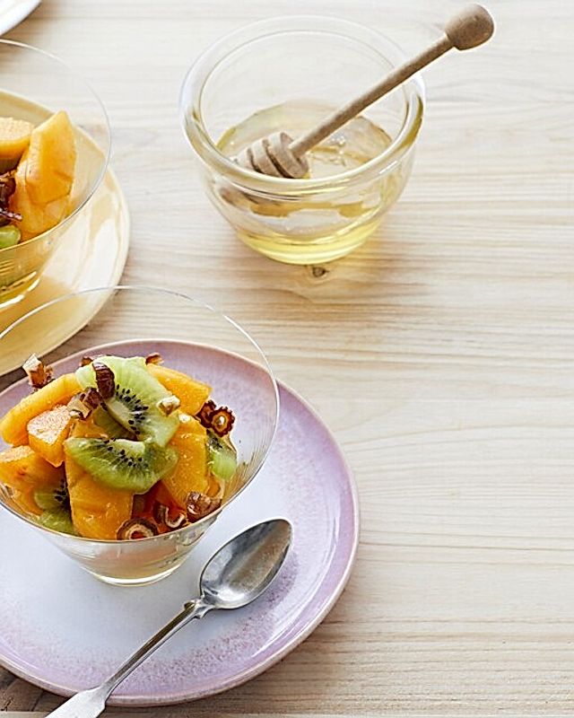 Kaki-Kiwi-Salat in Orangensauce und Dattelstücken