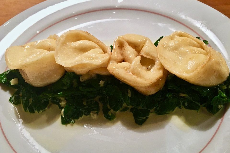 Fontina-Tortellini mit Blattspinat, Parmesan-Schaum und Trüffel