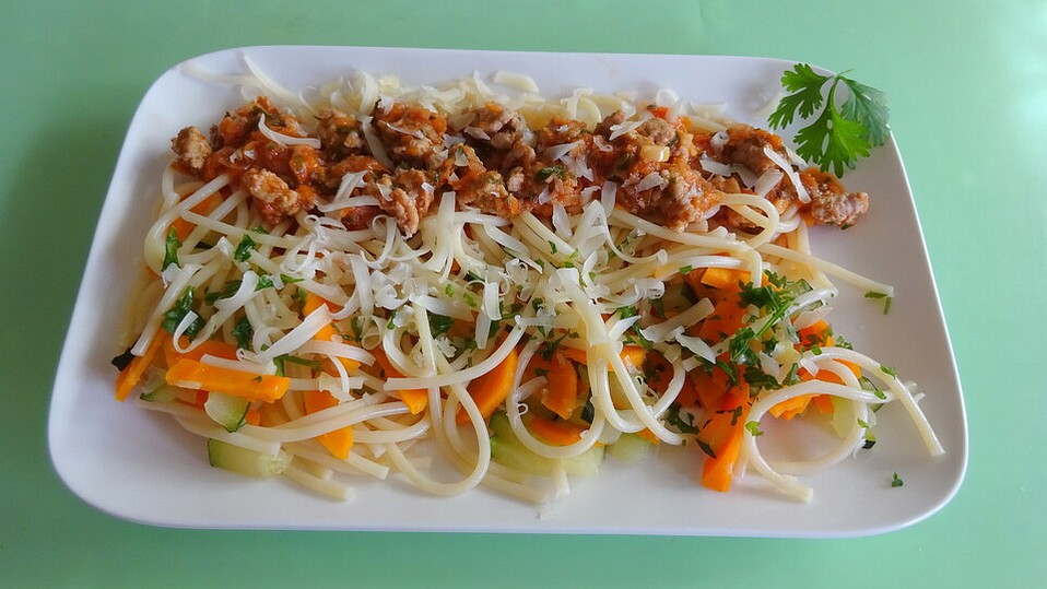 Spaghetti Bolognese mit Putenhackfleisch und Gemüse von Himbeerwurst
