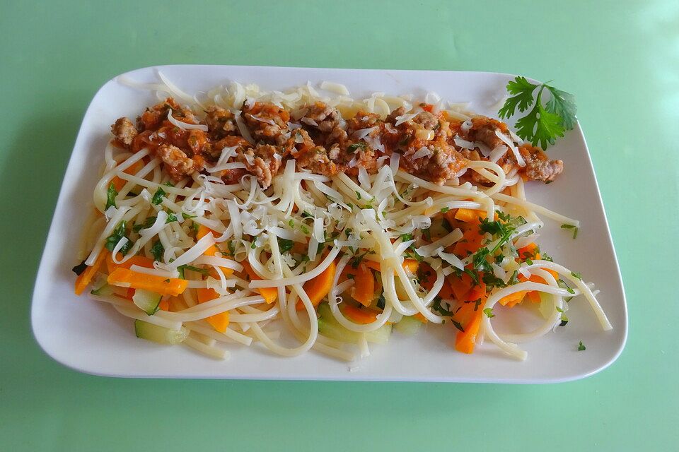 Spaghetti Bolognese mit Putenhackfleisch und Gemüse