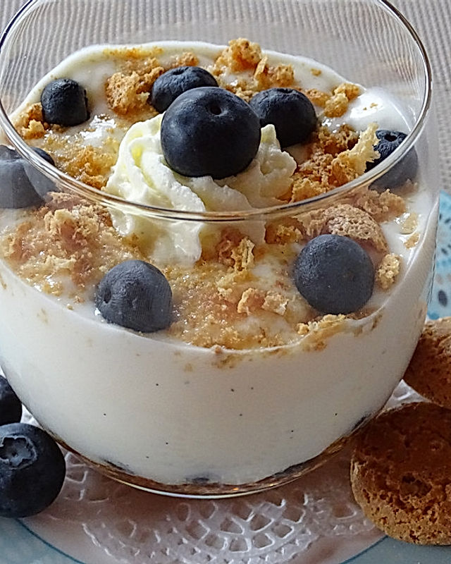 Joghurt-Quark-Dessert mit frischen Heidelbeeren
