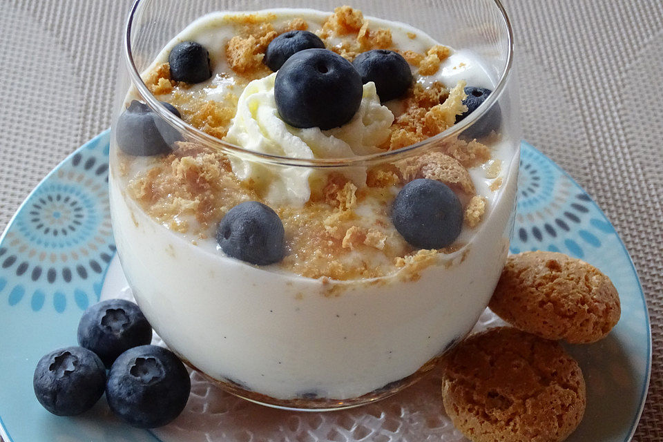 Joghurt-Quark-Dessert mit frischen Heidelbeeren