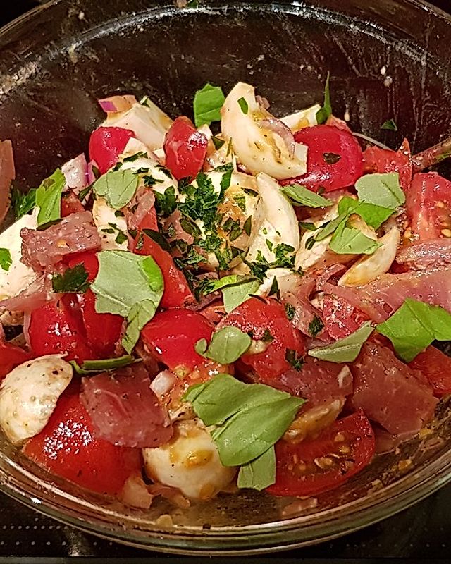 Tomaten-Mozzarella-Salat mit Ei und Lachsschinken