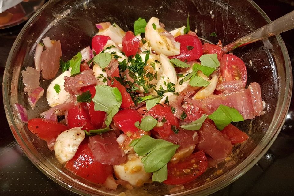 Tomaten-Mozzarella-Salat mit Ei und Lachsschinken