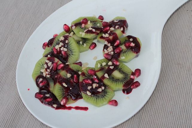 Kiwi-Granatapfel-Salat mit Brombeermus und Mandeln von patty89| Chefkoch