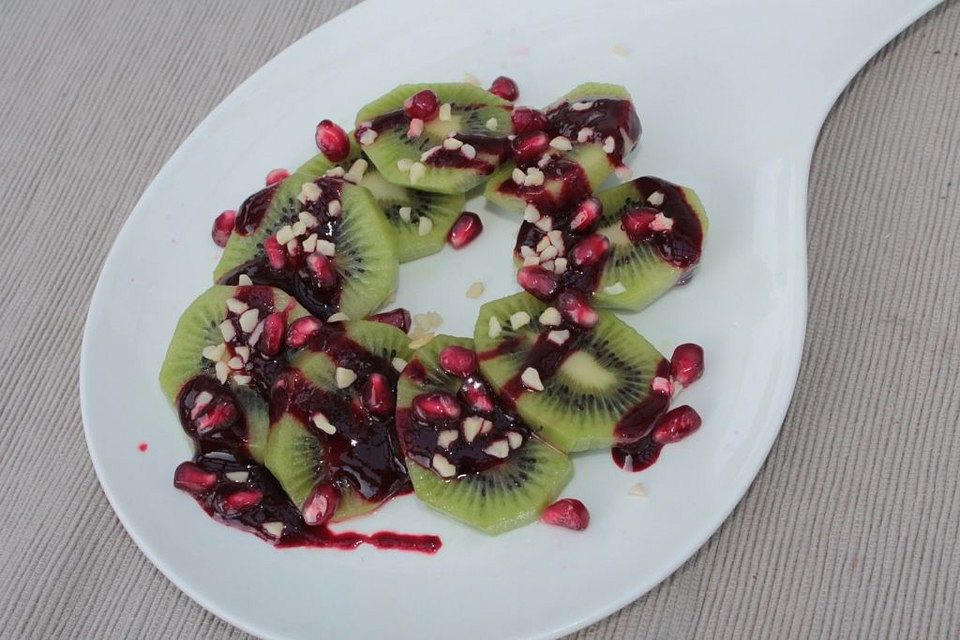 Kiwi-Granatapfel-Salat mit Brombeermus und Mandeln