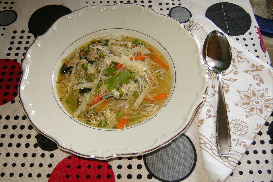 Hühner-Nudelsuppe mit Gemüse