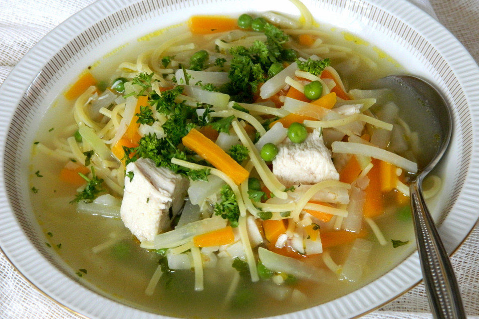 Hühner-Nudelsuppe mit Gemüse