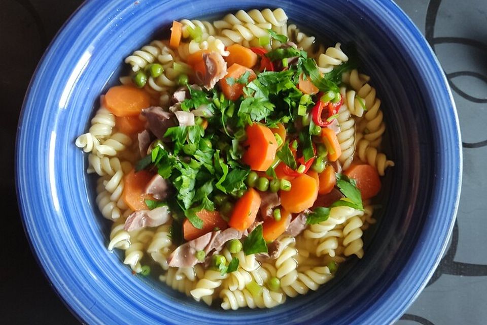 Hühner-Nudelsuppe mit Gemüse