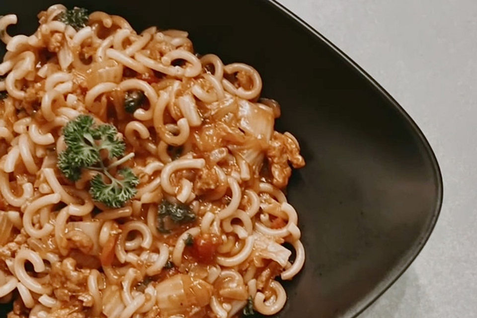 Hackfleisch-Nudel-Tomaten-Topf mit Chinakohl