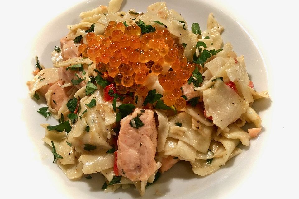 Tagliatelle mit Lachs, Tomaten und Wodka