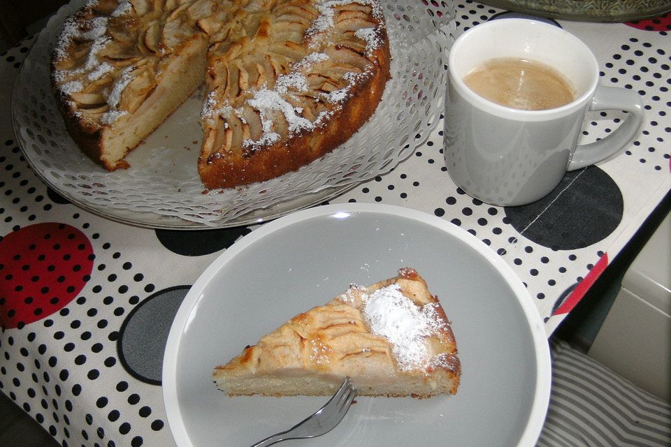 Apfelkuchen aus Joghurt-Rührteig mit Ahornsirup