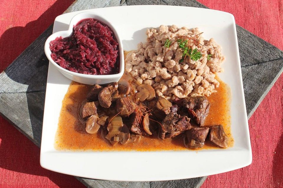 Saftiges Wildgulasch mit Wein und Pilzen