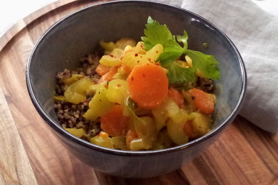 Einfaches Pastinaken-Karotten-Curry mit Quinoa