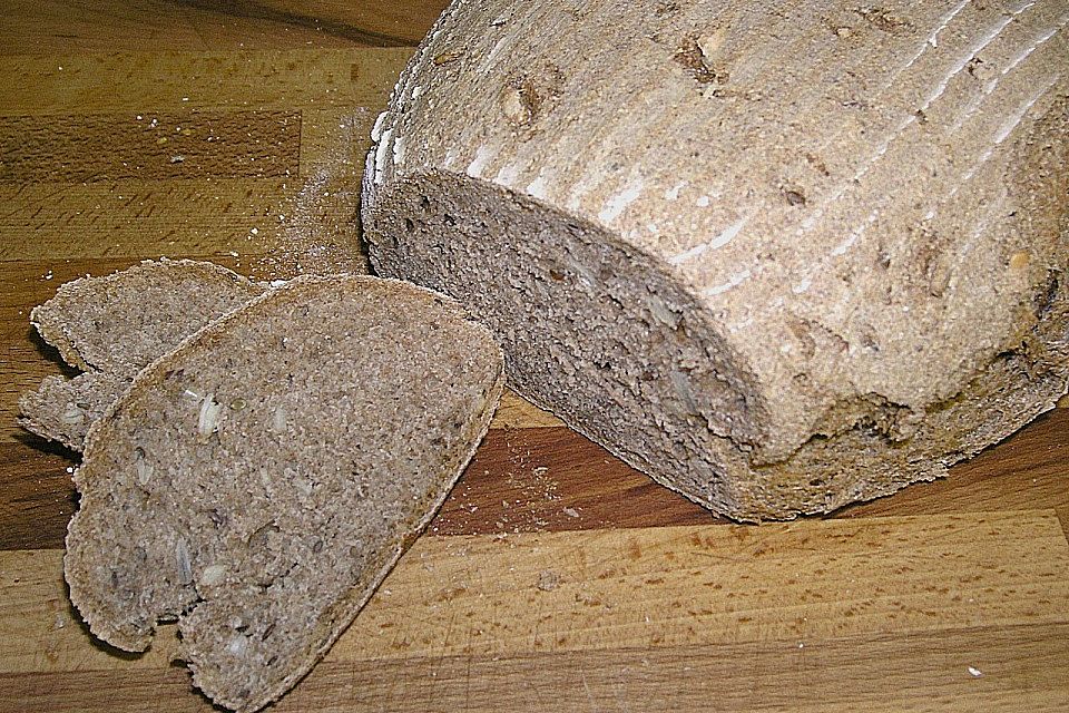 Weizenvollkornbrot mit Sauerteig und Sesam und Leinsamen - Saaten