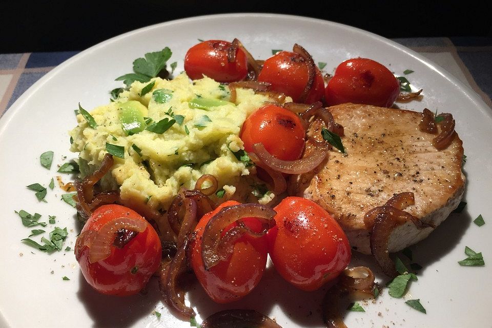 Avocado-Kartoffel-Stampf mit Tomaten-Steaks