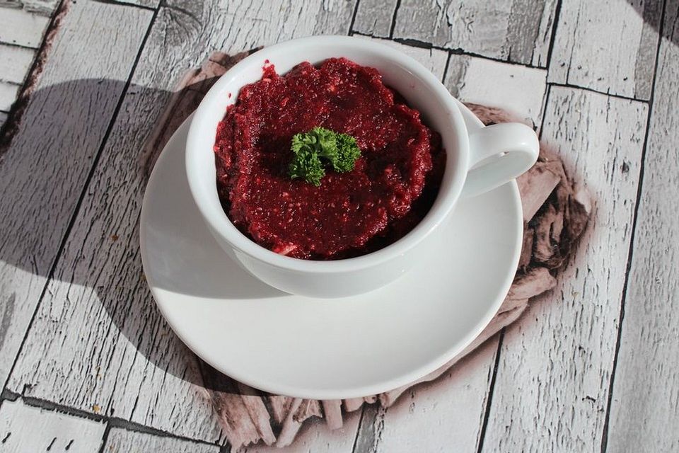 Rote Bete Dip mit Walnüssen