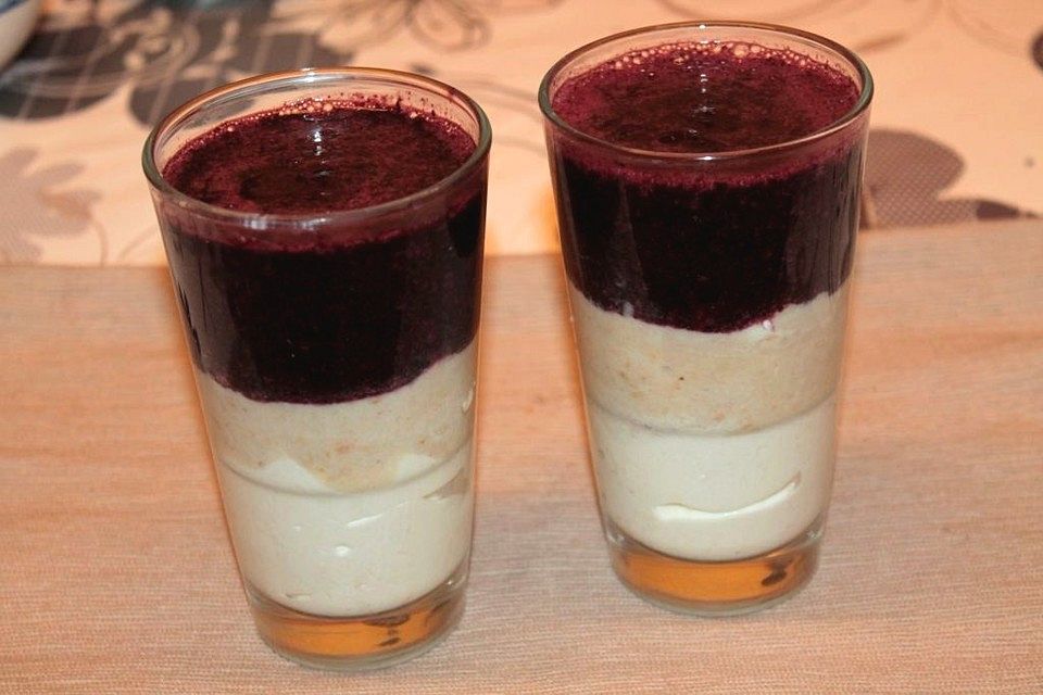 Trilogie im Glas mit Quark, Heidelbeeren und Birne