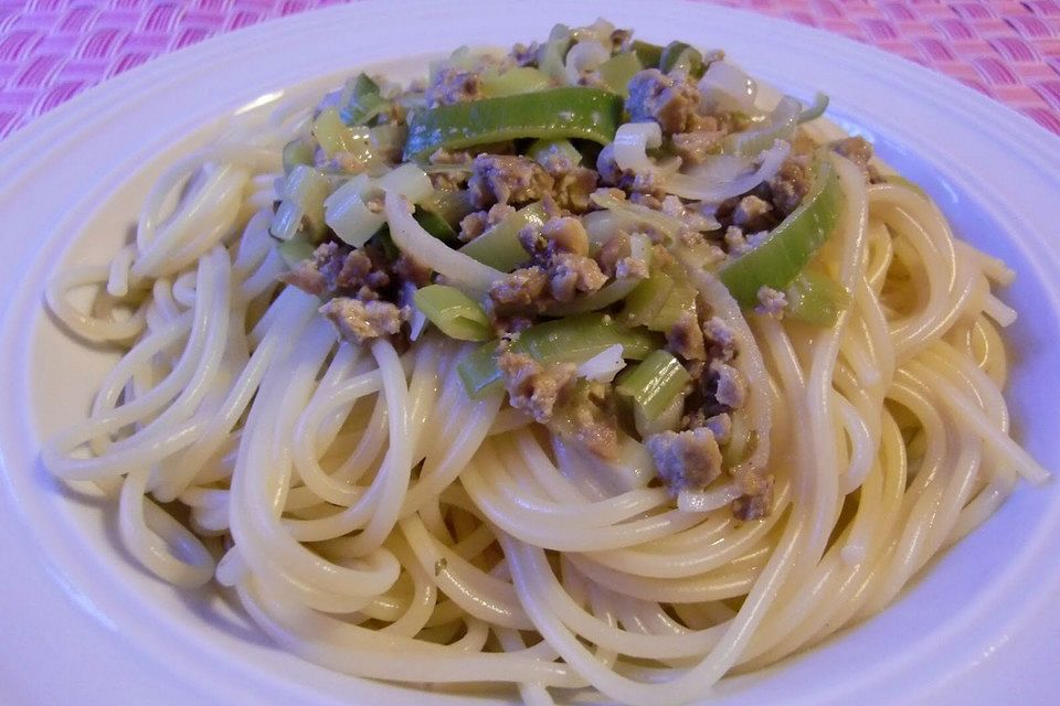 Spaghetti in Hackfleisch-Schinken-Lauch-Soße