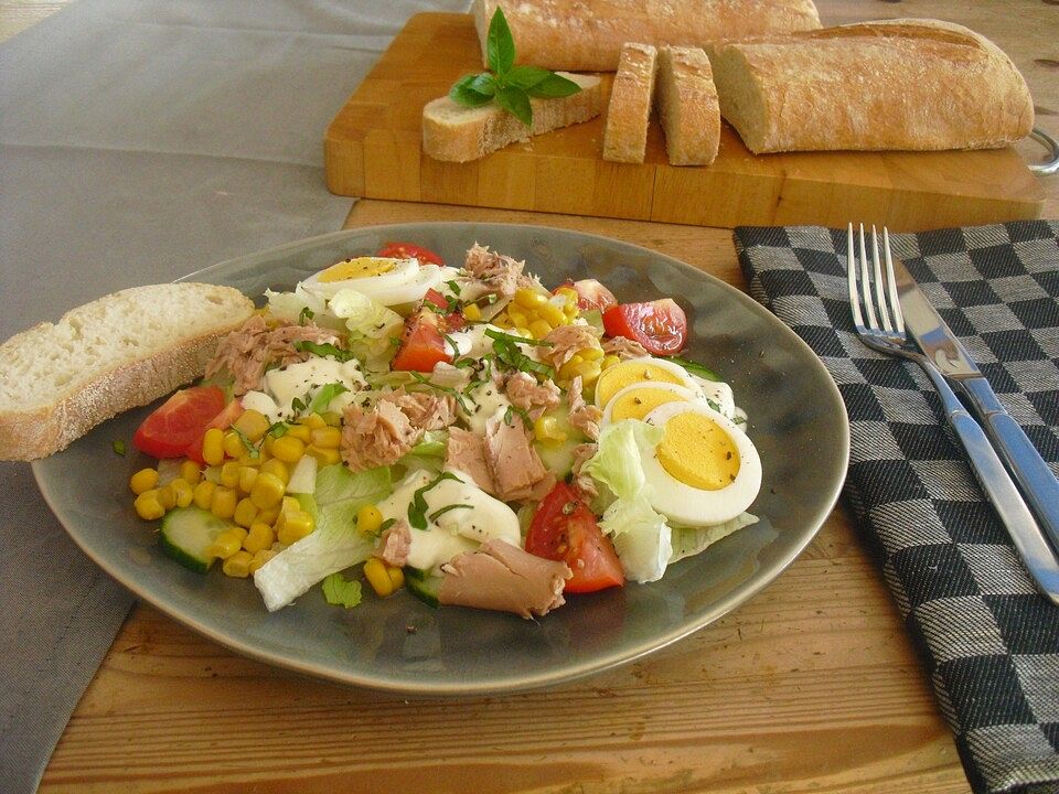 Gemischter Salat mit Thunfisch, Ei und Joghurtdressing von SchneeSchnee ...
