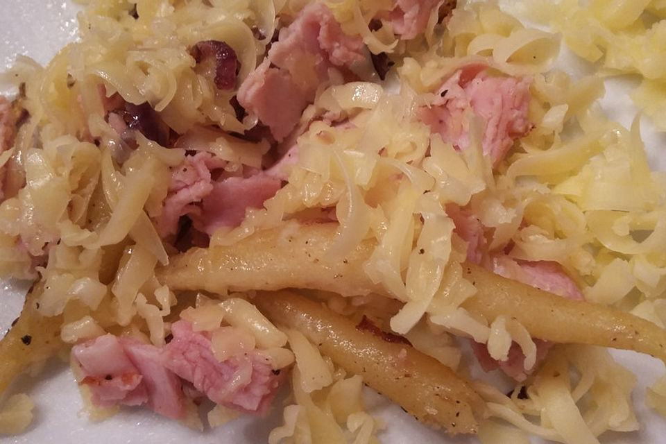 Schupfnudeln mit Zwiebeln, Schinken und Käse