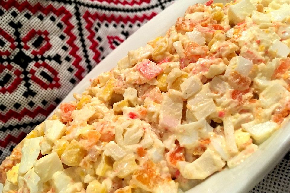 Surimi-Salat mit Karotten und Mais