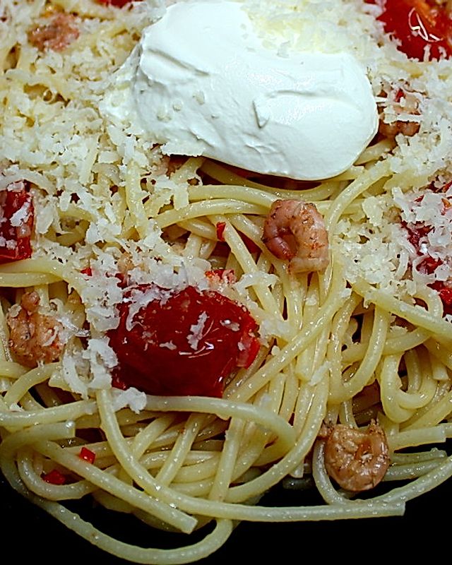Scharfe Knoblauchspaghetti mit Nordseekrabben und Tomaten