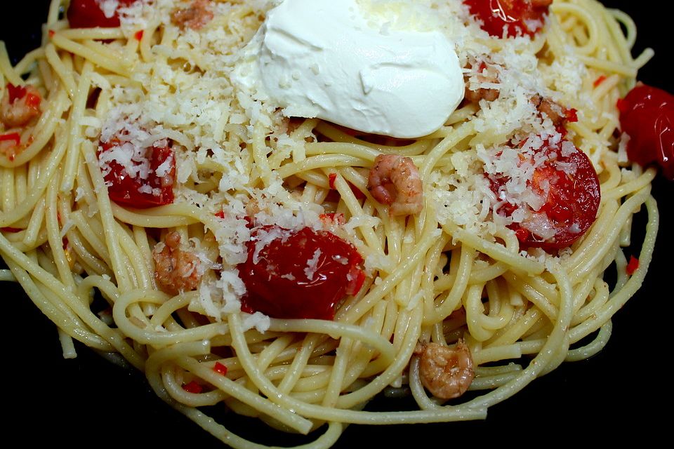 Scharfe Knoblauchspaghetti mit Nordseekrabben und Tomaten