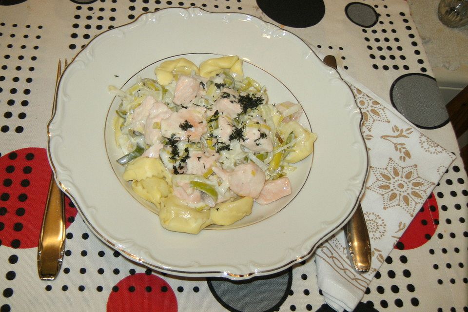 Käse-Tortellini mit Lachs in Lauch-Sahnesauce