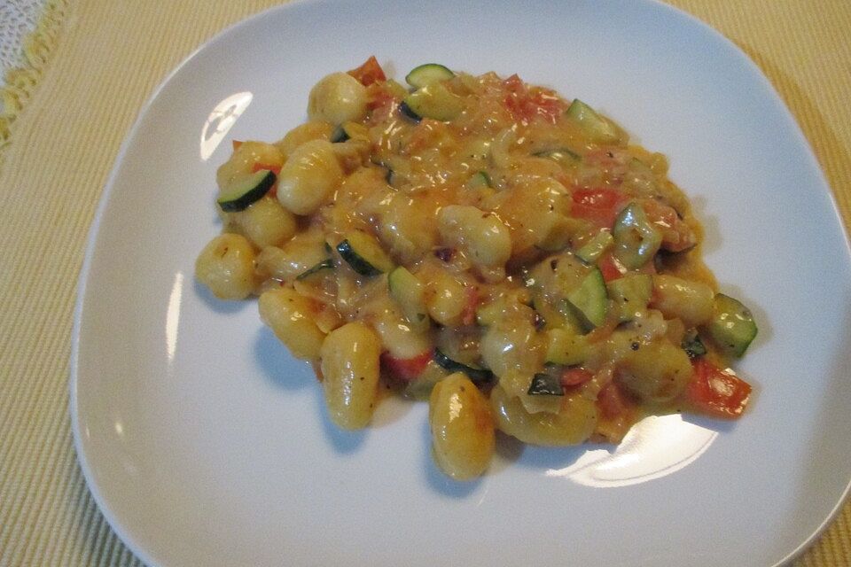 Gnocchi mit Zucchini und Paprika