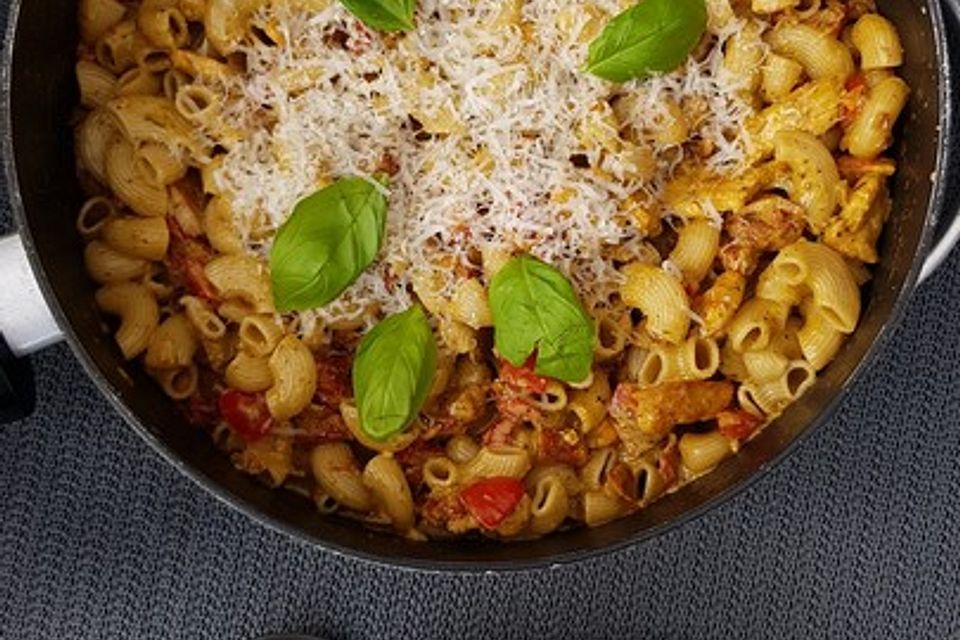 Hähnchen-Knoblauch-Pesto-Pasta mit Parmesan