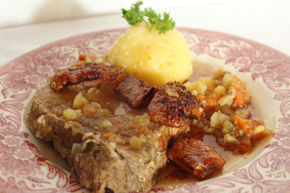 Klassischer Schweinebraten mit Dunkelbiersoße