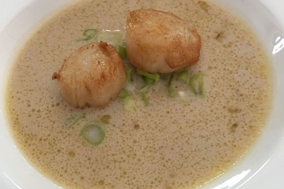 Trüffelsuppe mit Frühlingszwiebeln und Jakobsmuschel