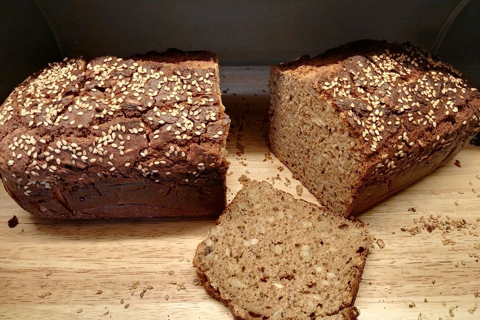 Einkorn-Buchweizen-Brot mit Sonnenblumenkernen