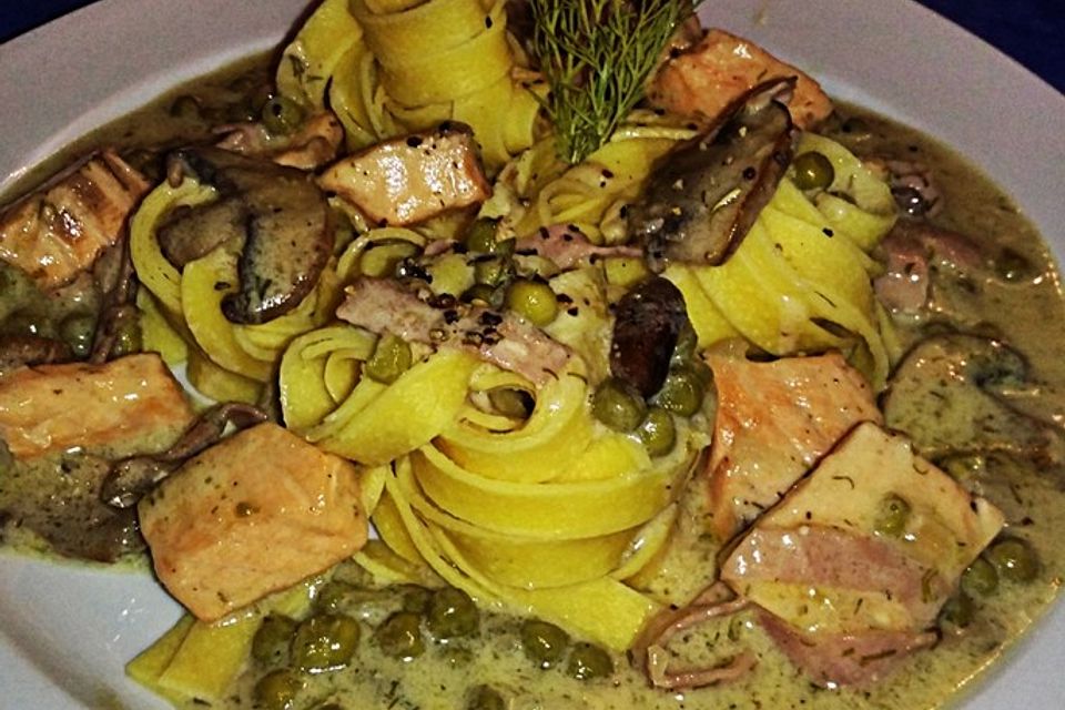 Pasta mit Lachs, Champignons und Schinken in Käsesahnessauce