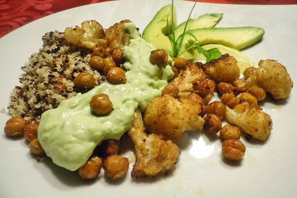 Gerösteter Blumenkohl und Kichererbsen mit Avocadosauce und Quinoa