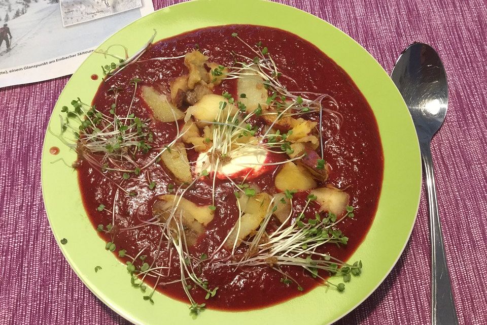 Kokossuppe mit Roter Bete, Apfel und Kartoffeln