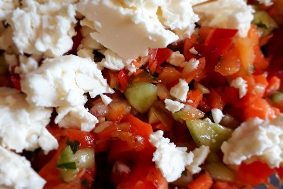 Knackiger Rohkostsalat mit Schafskäse