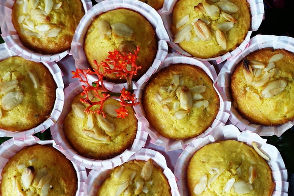 Süß-fruchtige Mango-Tartes mit Kokosnuss und Mandeln