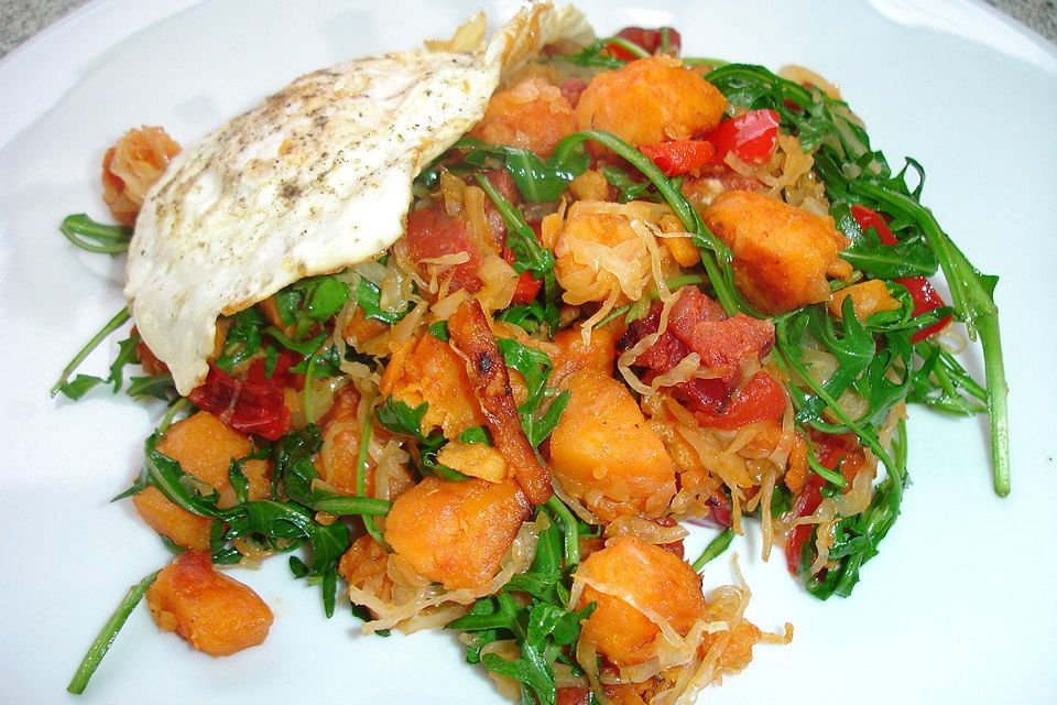 Süßkartoffelpfanne mit Chorizo, Paprika und Sauerkraut