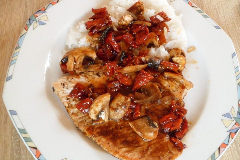 Putenschnitzel mit getrockneten Tomaten und Champignons