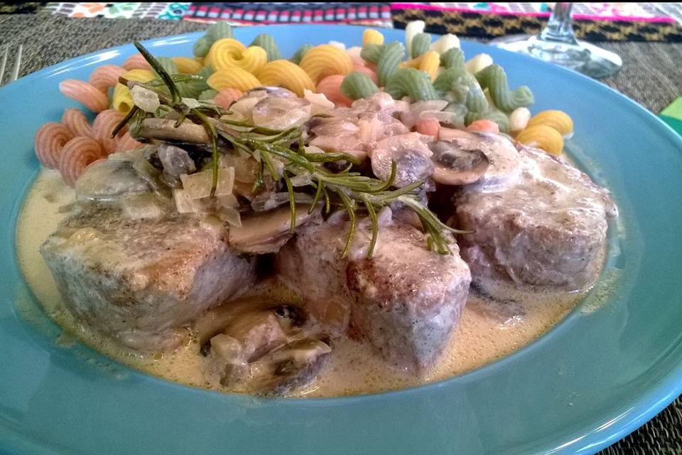 Schweinemedaillons in einer Champignonrahmsauce mit Rosmarin und Thymian