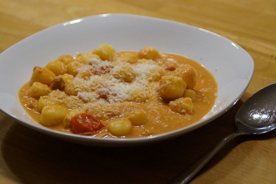 Gnocchi in Thunfisch-Tomaten-Sahne-Soße